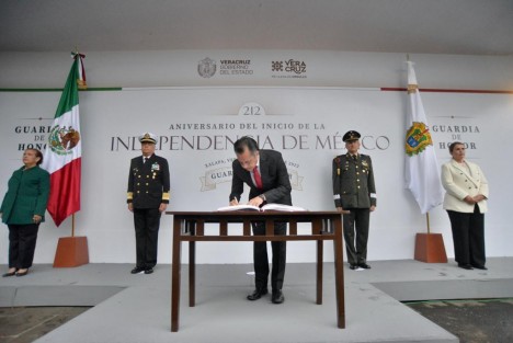 El mandatario estatal, Cuitláhuac García, rindió guardia de honor ante el monumento de Miguel Hidalgo. Lo acompañaron las titulares del Poder Legislativo y Judicial, Cecilia Josefina Guevara Guembe e Isabel Inés Romero Cruz; mandos militares y la fiscal Verónica Hernández.
