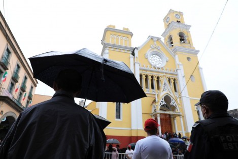 Pese a la lluvia, misma que arreciaba por algunos momentos, decenas de personas permanecieron frente al Palacio de Gobierno y sobre el parque Benito Juárez para disfrutar de este evento que inició a las diez de la mañana y duró solo 24 minutos. 