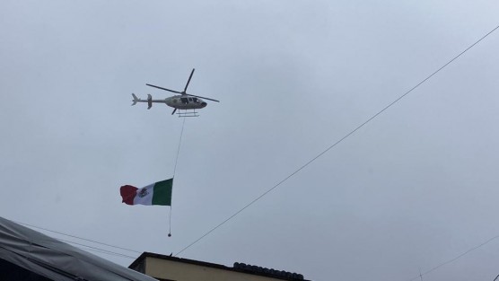 El helicóptero de la SSP realizó un sobrevuelo en el primer cuadro de la capital del estado, ondeando la Bandera Mexicana, lo que llamó la atención de los espectadores. 