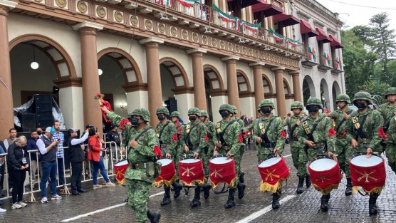 Con espectáculo aéreo por parte de un helicóptero de la Secretaría de Seguridad Pública (SSP) y la participación de distintas corporaciones federales, estatales y municipales, se llevó a cabo este viernes 16 de septiembre el desfile  por el 212 aniversario del inicio de la Guerra de Independencia de México en la ciudad de Xalapa. 