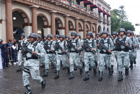 Con espectáculo aéreo por parte de un helicóptero de la Secretaría de Seguridad Pública (SSP) y la participación de distintas corporaciones federales, estatales y municipales, se llevó a cabo este viernes 16 de septiembre el desfile  por el 212 aniversario del inicio de la Guerra de Independencia de México en la ciudad de Xalapa. 