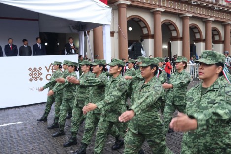 Con espectáculo aéreo por parte de un helicóptero de la Secretaría de Seguridad Pública (SSP) y la participación de distintas corporaciones federales, estatales y municipales, se llevó a cabo este viernes 16 de septiembre el desfile  por el 212 aniversario del inicio de la Guerra de Independencia de México en la ciudad de Xalapa. 