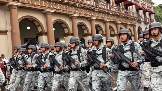 Con espectáculo aéreo por parte de un helicóptero de la Secretaría de Seguridad Pública (SSP) y la participación de distintas corporaciones federales, estatales y municipales, se llevó a cabo este viernes 16 de septiembre el desfile  por el 212 aniversario del inicio de la Guerra de Independencia de México en la ciudad de Xalapa. 