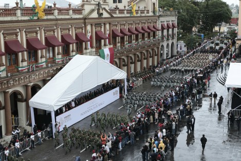 La avenida Juan de la Luz Enríquez congregó a la población que, pese a la lluvia, se dio cita para ver los pelotones de fusileros, granaderos, antimotines y cadetes de las distintas guarniciones que conforman la VI Región Militar, así como efectivos de Guardia Nacional y Secretaría de Seguridad Pública (SSP), quienes representaron la unión, lealtad y entrega del pueblo mexicano en honor a los héroes que lucharon por la soberanía nacional.