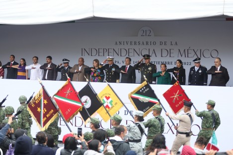 La avenida Juan de la Luz Enríquez congregó a la población que, pese a la lluvia, se dio cita para ver los pelotones de fusileros, granaderos, antimotines y cadetes de las distintas guarniciones que conforman la VI Región Militar, así como efectivos de Guardia Nacional y Secretaría de Seguridad Pública (SSP), quienes representaron la unión, lealtad y entrega del pueblo mexicano en honor a los héroes que lucharon por la soberanía nacional.