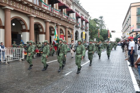 La Bandera de Guerra del 111/o Batallón de Infantería abrió paso al contingente aproximado de mil 200 elementos de Fuerzas Armadas, corporaciones de Seguridad, grupos de auxilio a la población y civiles que tomaron parte en el Desfile conmemorativo al 212 aniversario del inicio de la Independencia de México, este viernes en la capital veracruzana.
