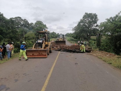 Reparación del socavón en la carretera federal 180 por la SCIT.
