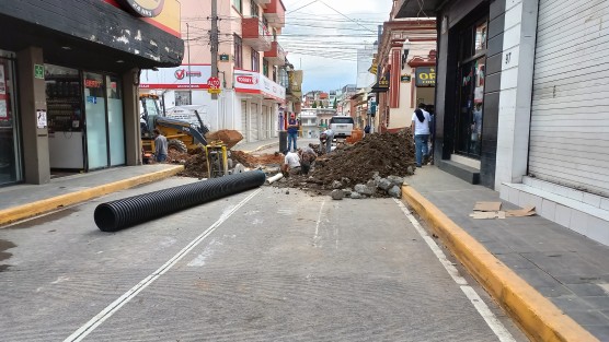 Por trabajos en la red de drenaje en las calles de Nogueira, Rojano y Xalapeños Illustres, este fin de semana permanece cerrado el cruce a la circulación de vehículos. Trabajadores aseguraron la tarde de este sábado, que el lunes ya estará abierto el paso. 