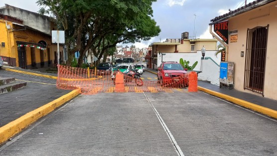 Por trabajos en la red de drenaje en las calles de Nogueira, Rojano y Xalapeños Illustres, este fin de semana permanece cerrado el cruce a la circulación de vehículos. Trabajadores aseguraron la tarde de este sábado, que el lunes ya estará abierto el paso. 