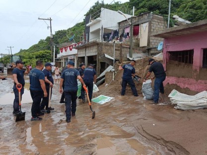 Autoridades informan que a través del Plan MARINA de SEMAR y el #PlanTajín de SSP en coordinación con el Comité Estatal de Emergencias, se continúa brindando apoyo a personas afectadas por las fuertes lluvias en el estado.