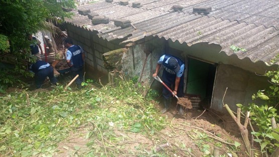 Autoridades informan que a través del Plan MARINA de SEMAR y el #PlanTajín de SSP en coordinación con el Comité Estatal de Emergencias, se continúa brindando apoyo a personas afectadas por las fuertes lluvias en el estado.