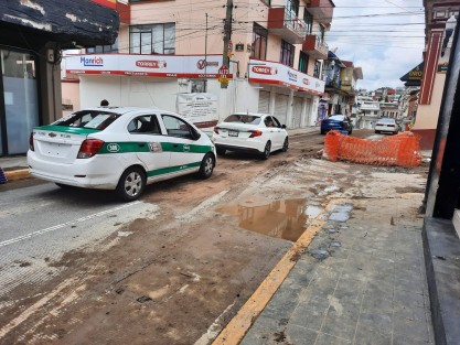 Tal y como CMAS prometió, la circulación vehicular se abrió este domingo en Xalapeños Ilustres esquina con Nogueira, aunque no quedó en óptimas condiciones aún. 