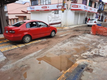 Tal y como CMAS prometió, la circulación vehicular se abrió este domingo en Xalapeños Ilustres esquina con Nogueira, aunque no quedó en óptimas condiciones aún. 
