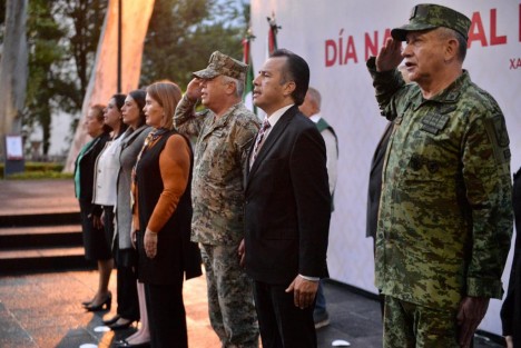 Con la presencia de  el gobernador de Veracruz, Cuitláhuac García Jiménez, la titular de la Secretaría de Protección Civil, Guadalupe, Osorno Maldonado, además de la Fiscal General del Estado (FGE), Verónica Hernández Giadáns, la mañana de este Día de la Protección Civil, se rindió homenaje a las víctimas de los sismos de 1985 y 2017.

