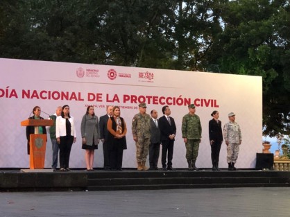 Con la presencia de  el gobernador de Veracruz, Cuitláhuac García Jiménez, la titular de la Secretaría de Protección Civil, Guadalupe, Osorno Maldonado, además de la Fiscal General del Estado (FGE), Verónica Hernández Giadáns, la mañana de este Día de la Protección Civil, se rindió homenaje a las víctimas de los sismos de 1985 y 2017.


