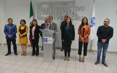 En conferencia de prensa, el líder panista expresó que para logar este objetivo se debe partir de la premisa de que la paz verdadera no puede suponer nunca un Estado rendido ante las organizaciones criminales, sino basado en un enfoque que priorice la prevención de los fenómenos de violencia y delincuencia.