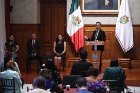 El Gobernador Cuitláhuac agradeció la coordinación y apoyo de las secretaría de Marina y Defensa Nacional, así como las instancias estatales en la distribución de insumos y auxilio a la población, al tiempo de informar que solicitó un adelanto de las compras a Seguridad Alimentaria Mexicana (SEGALMEX) para la ayuda que pudieran requerir las familias veracruzanas.

