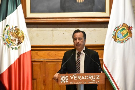 -El gobernador de Veracruz, Cuitláhuac García Jiménez indicó que su gobierno está preparado para atender las emergencias durante la temporada de lluvias. El Plan DN-III está activo y tanto los elementos de la Secretaría de la Defensa Nacional (Sedena) y demás cuerpos de seguridad, se atiende a los 21 municipios afectados por las tormentas.