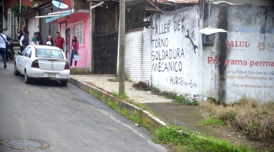 De varios disparos asesinaron esta mañana, al dueño de un taller de torno y soldadura, ubicado en la calle Poniente 6 y Central Sur de la colonia Ferrocarrilera de esta capital. Según los primeros reportes, un solitario sujeto llegó hasta el taller en la mencionada colonia y efectuó varios disparos contra el propietario del negocio.