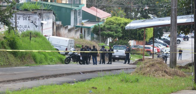 De varios disparos asesinaron esta mañana, al dueño de un taller de torno y soldadura, ubicado en la calle Poniente 6 y Central Sur de la colonia Ferrocarrilera de esta capital. Según los primeros reportes, un solitario sujeto llegó hasta el taller en la mencionada colonia y efectuó varios disparos contra el propietario del negocio.
