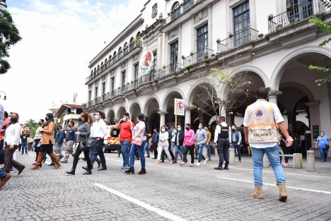 Con un tiempo total de tres minutos y la evacuación de 681 personas, el Ayuntamiento participó en el Simulacro Nacional de Inmuebles 2022, iniciativa para fortalecer la cultura de la prevención entre la comunidad. 