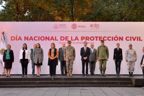 La presidenta de la Mesa Directiva de la LXVI Legislatura, diputada Cecilia Guevara, acompañó al Gobernador del Estado, ingeniero Cuitláhuac García Jiménez, a la ceremonia realizada en el parque Juárez de la ciudad de Xalapa, en conmemoración del XXXVI aniversario de la creación del Sistema de Protección Civil.

