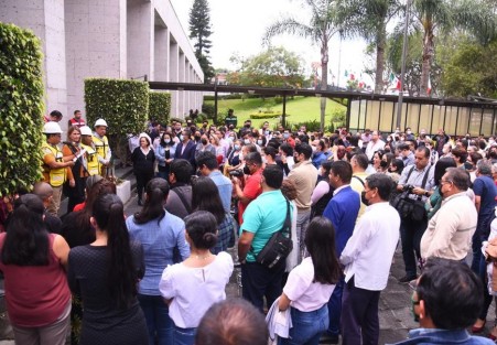 A las 12:19 horas de este 19 de septiembre, diputadas, diputados, autoridades y personal administrativo de la LXVI Legislatura de Veracruz se sumaron al Macro Simulacro, implementando de forma exitosa el protocolo de protección civil y desalojando, ordenadamente, a las personas que se encontraban en el edificio que alberga este Poder Legislativo. 