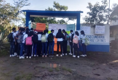 La escuela Telesecundaria Adolfo Ruiz Cortines, de la localidad de Vaquería, municipio de Coatepec fue tomada por un grupo de padres de familia y estudiantes la mañana de este martes 20 de septiembre, en protesta por la falta de maestros. 