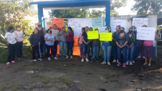 Los inconformes señalan que las autoridades les han dado largas a su solicitud de dos maestros faltantes, la última vez el día de ayer, fecha en que llegarían los profesores, lo cual no ocurrió.  