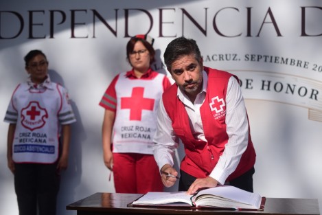 El presidente de la Cruz Roja Mexicana Delegación Xalapa, Antonio Limón Cházaro, encabezó la guardia del honor al Padre de la Patria en compañía de paramédicos y personal administrativo de esta institución en el parque Los Berros.