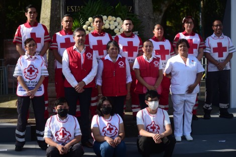 El presidente de la Cruz Roja Mexicana Delegación Xalapa, Antonio Limón Cházaro, encabezó la guardia del honor al Padre de la Patria en compañía de paramédicos y personal administrativo de esta institución en el parque Los Berros.