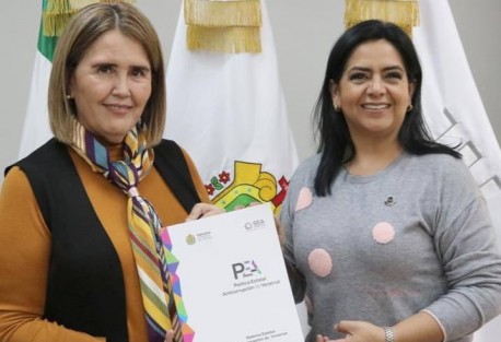 La presidenta de la Mesa Directiva de la LXVI Legislatura del Estado de Veracruz, diputada Cecilia Guevara, recibió de la titular de la Secretaría Ejecutiva del Sistema Estatal Anticorrupción, Adriana Paola Linares Capitanachi, el documento denominado Política Estatal Anticorrupción (PEA), un instrumento estratégico integrado por cuatro ejes, cuatro principios transversales y 40 prioridades, enfocadas en acciones para prevenir, detectar, investigar y sancionar las faltas administrativas y los hechos de corrupción.

