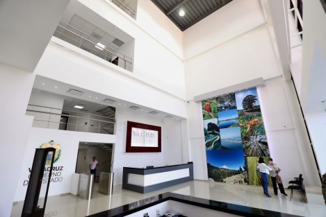 La modernización total del recinto inició desde su estructura metálica base; cuenta con cinco pisos para oficinas, auditorio, recepción en planta baja y elevador, además de muros en fachada exterior de primer y segundo piso, aire acondicionado, luminarias y sistema eléctrico; alojará también modernas salas de Medicina Deportiva con terapias y atención para las y los atletas. 