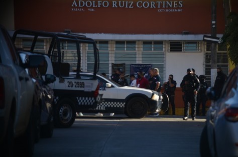 La mañana de este miércoles, la subdirectora de la escuela primaria Adolfo Ruiz Cortines, ubicada en la colonia Aguacatal de Xalapa, perdió la vida tras ser baleada por dos sujetos abordo de una moto.