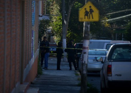 La mañana de este miércoles, la subdirectora de la escuela primaria Adolfo Ruiz Cortines, ubicada en la colonia Aguacatal de Xalapa, perdió la vida tras ser baleada por dos sujetos abordo de una moto.