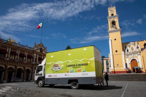 Con más de 10 mil ejemplares correspondientes a mil 500 títulos, el Librobús llegó a Xalapa para ofrecer opciones de lectura para todo público, con precios accesibles, ya que en su mayoría oscilan entre los 9 y 35 pesos.