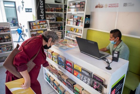 La visita del Librobús a Xalapa inició este día en la Plaza Sebastián Lerdo, donde estará de 10:00 a 19:00 horas; mañana se ubicará en la explanada del mural, en la congregación El Castillo, y el viernes en la explanada del parque Benito Juárez, como parte del Festival por la Lectura Xalapa 2022. 