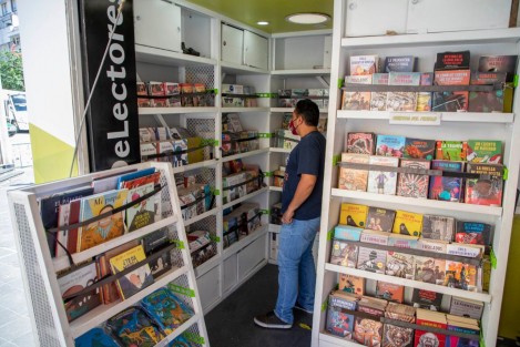 La visita del Librobús a Xalapa inició este día en la Plaza Sebastián Lerdo, donde estará de 10:00 a 19:00 horas; mañana se ubicará en la explanada del mural, en la congregación El Castillo, y el viernes en la explanada del parque Benito Juárez, como parte del Festival por la Lectura Xalapa 2022. 