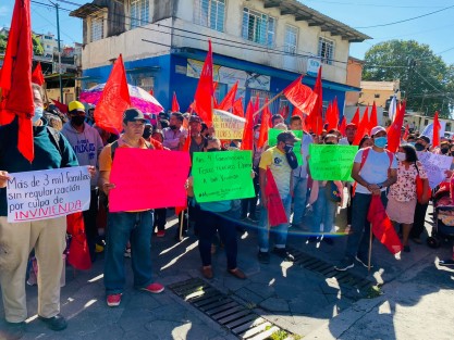 Antorchistas de diversas colonias se manifestaron  frente a las instalaciones del Instituto de la Vivienda para exigir se agilicen los trámites de escrituración de lotes que habitan desde hace 15 años sin contar aún con sus documentos. 
