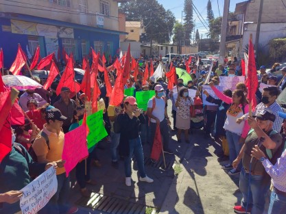 Antorchistas de diversas colonias se manifestaron  frente a las instalaciones del Instituto de la Vivienda para exigir se agilicen los trámites de escrituración de lotes que habitan desde hace 15 años sin contar aún con sus documentos. 