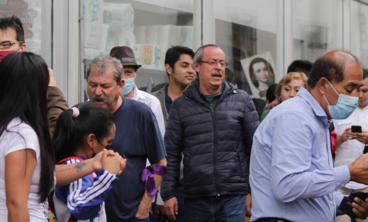 Como parte del Festival por la Lectura que se realiza en Xalapa, se llevó a cabo una callejoneada, en la que los escritores Paco Ignacio Taibo II y Fritz Glockner también corearon las interpretaciones de la Tuna Femenil de la Universidad Veracruzana, 
