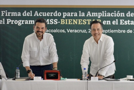 En el Hospital Materno Infantil de Coatzacoalcos, suscribieron dicho acuerdo el gobernador Cuitláhuac García Jiménez y el director general del Seguro Social, Zoé Robledo; en el marco de este encuentro se presentó el Plan de Intervención 2022 Unidades IMSS-Bienestar Veracruz para los próximos 100 días, que prevé una inversión de 103 millones de pesos para rehabilitar 301 unidades médicas y los 6 hospitales de Segundo Nivel de atención.