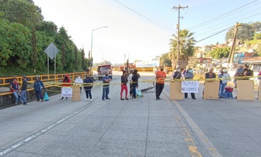 Vecinos de las colonias Libertad y Ampliación Libertad de la ciudad de Xalapa se manifestaron y bloquearon la carretera Xalapa-Coatepec a la altura de la calle Bolivia en demanda de revisión de su red de drenaje, pues temen afectaciones ahora que CMAS conectará al mismo  nuevas lineas. 