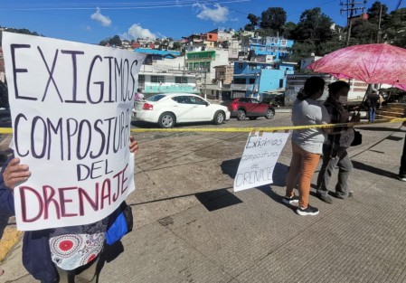 Vecinos de las colonias Libertad y Ampliación Libertad de la ciudad de Xalapa se manifestaron y bloquearon la carretera Xalapa-Coatepec a la altura de la calle Bolivia en demanda de revisión de su red de drenaje, pues temen afectaciones ahora que CMAS conectará al mismo  nuevas lineas. 