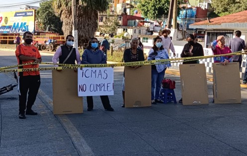 Vecinos de las colonias Libertad y Ampliación Libertad de la ciudad de Xalapa se manifestaron y bloquearon la carretera Xalapa-Coatepec a la altura de la calle Bolivia en demanda de revisión de su red de drenaje, pues temen afectaciones ahora que CMAS conectará al mismo  nuevas lineas. 