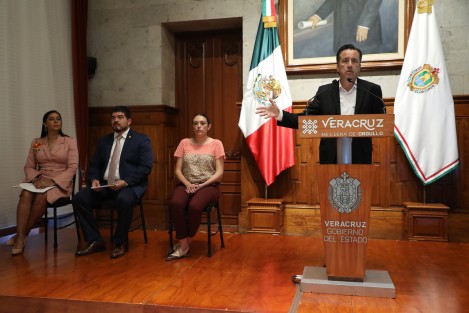 Al menos 23 mil 660 niñas, niños y adolescentes que cursan el nivel básico en 195 escuelas fueron beneficiados con la entrega de paquetes de útiles escolares por la Secretaría de Educación de Veracruz (SEV), principalmente en 35 municipios de alta y muy alta marginación, dio a conocer el gobernador Cuitláhuac García Jiménez en conferencia de prensa