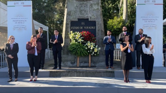 Este miércoles, el Comité Ejecutivo Estatal de Morena (CEE), montó la Guardia de Honor en el marco del 212 aniversario de la Independencia de México con una ofrenda floral ante el monumento al Padre de la Patria, Miguel Hidalgo y Costilla.