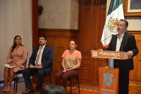  El gobernador Cuitláhuac García informó que el menor herido de bala durante el asesinato de la subdirectora de la primaria Adolfo Ruiz Cortines tuvo una lesión no grave y queda resguardado. El niño de 7 años es nieto de la víctima.