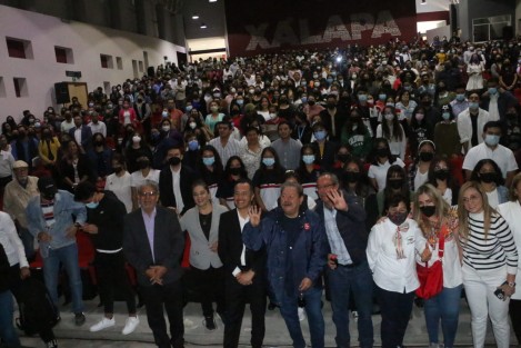 Como parte del Festival de la Lectura, Paco Ignacio Taibo II y Fritz Glockner ofrecieron charla magistral;  resaltaron la labor del FCE para promover la lectura. Entre el público estuvo el gobernador Cuitláhuac García, quien aseguró que se impulsarán clubs de lectura en el Gabinete.