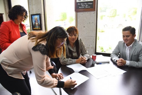 El diputado Rafael Gustavo Fararoni Magaña entregó a la diputada Perla Eufemia Romero Rodríguez los expedientes turnados y en análisis de la Comisión Permanente de Administración y Presupuesto.

